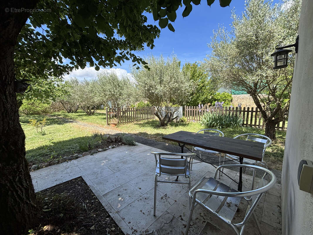 Terrain constructible de 662 m2 avec dependance maset de 37 m2 - centre village - photo 8