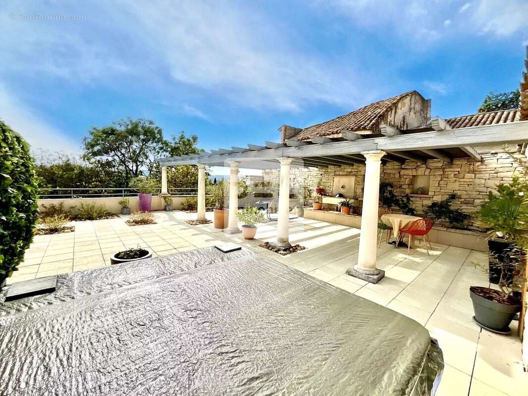 Maison à LAUDUN-L&#039;ARDOISE