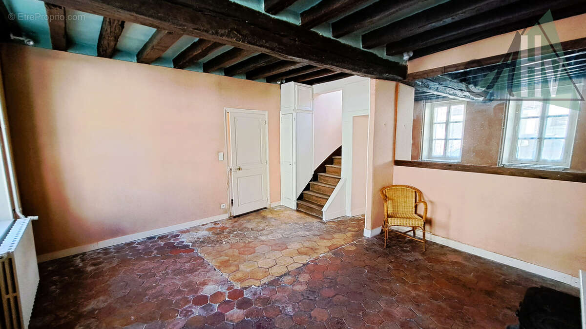 Pont sur Yonne (89) - Maison de 85 m2 avec 3 chambres, petit jardin et belle grange. - photo 3