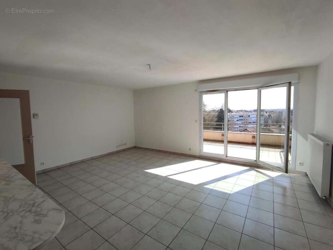   - Appartement à VILLEURBANNE