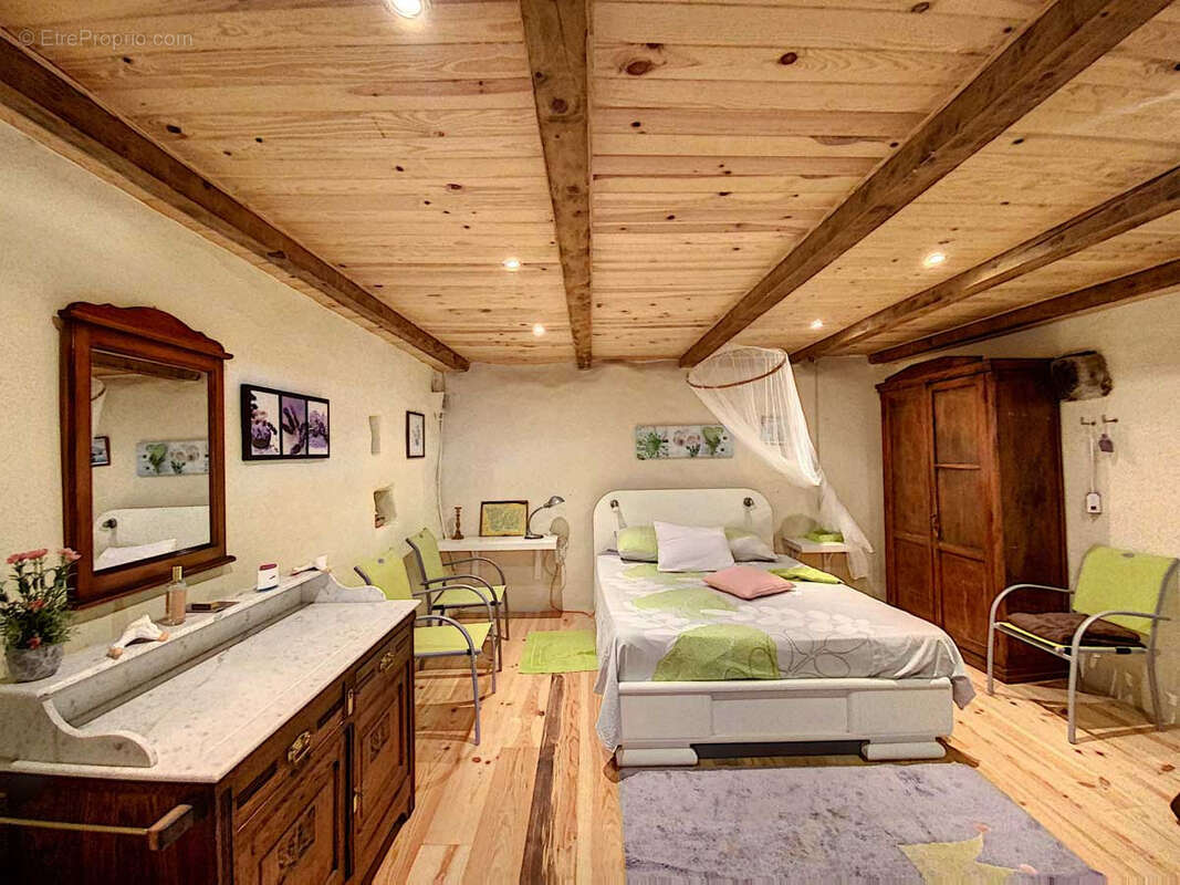 Une bastide du 16ème siècle rénovée de 260 m2 hab., aménagée en 2 logements et annexes, cour intérieure, pisci - photo 24