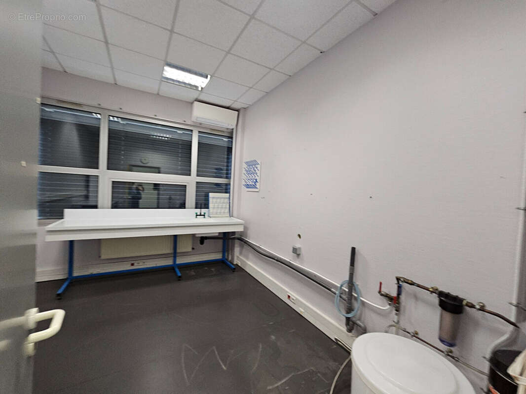 A VENDRE - LABORATOIRE - Montaigu Vendee - 1 200 m2 - photo 6