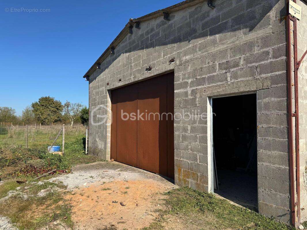 Commerce à LES ARTIGUES-DE-LUSSAC