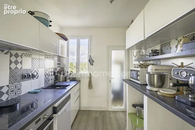 Marseille 10ᵉ – T3 entièrement rénové avec balcon, climatisation, stationnement libre et vue dégagée sur parc - photo 4