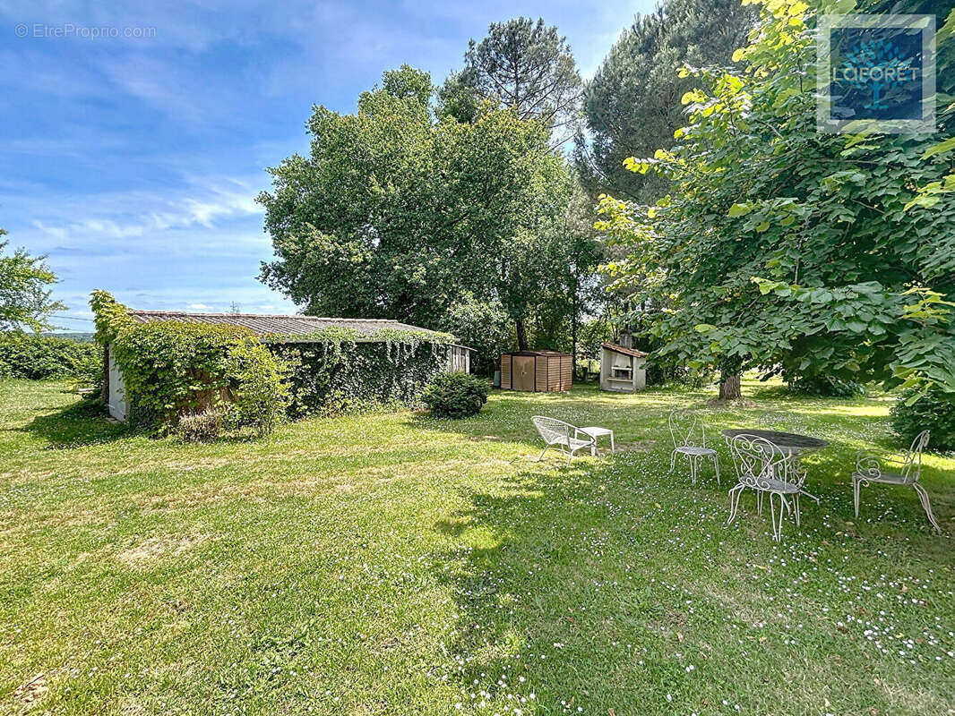 Maison familiale au calme ? 3 chambres, garages et grand jardin arboré - photo 5