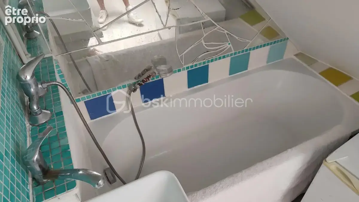 Chambre de service sous combles avec point d'eau et baignoire - photo 2