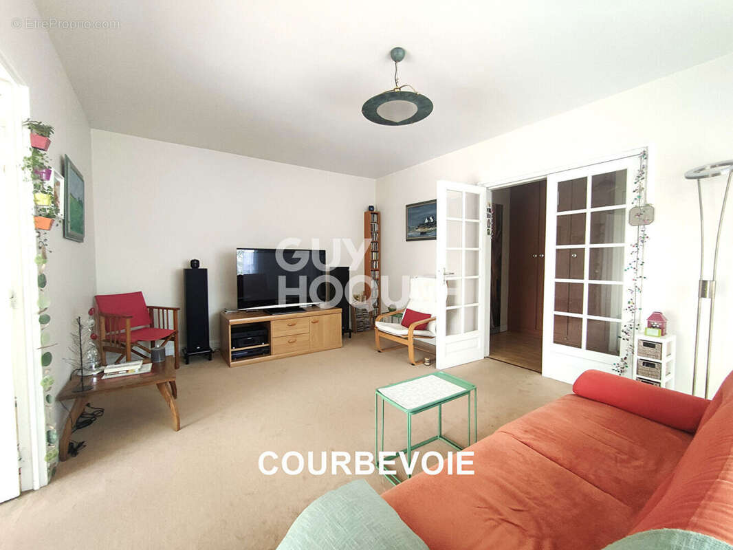 Appartement à COURBEVOIE
