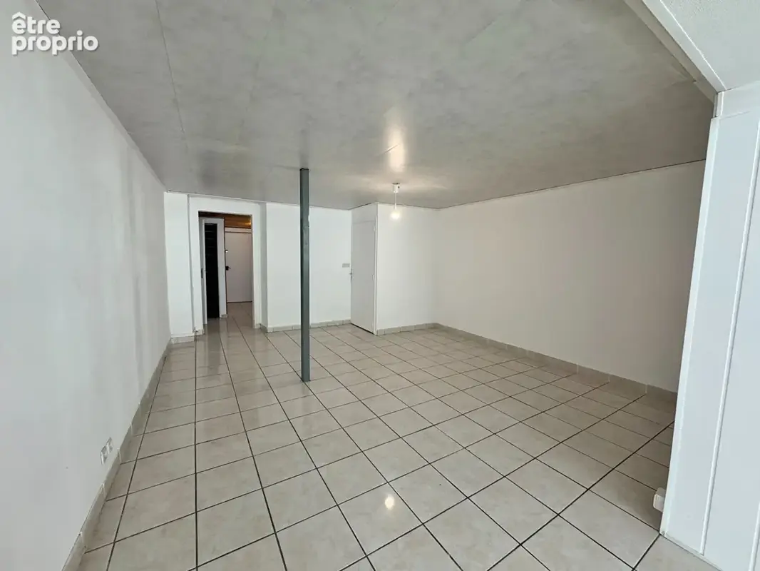 Maison de ville, en bon état, à potentiel locatif, Ag. du Donjon. - photo 7