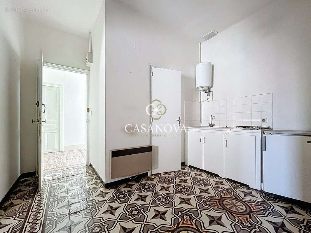 À vendre à Hérépian : grande maison de ville 300 m² avec cour, 2 garages, terrasses et fort potentiel de rentabilité proche de L - photo 8