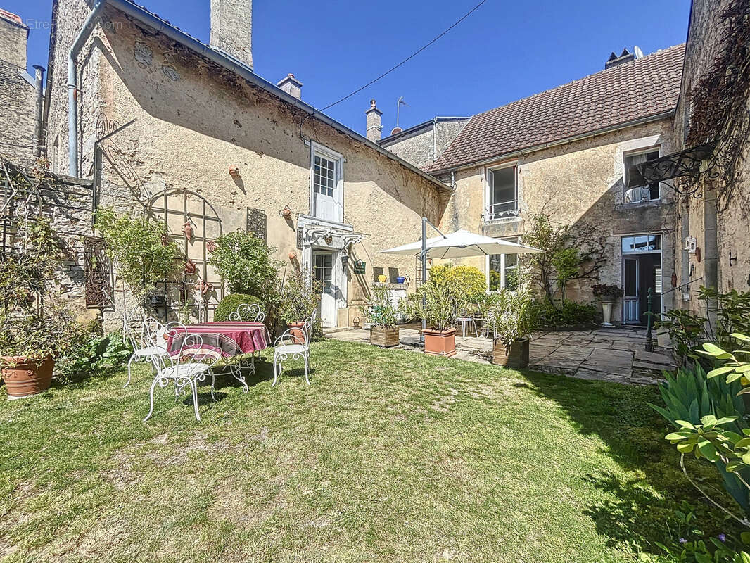 Maison à GRANCEY-LE-CHATEAU-NEUVELLE