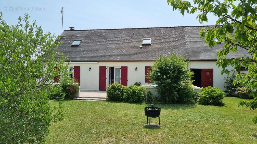 Maison à AMBILLOU