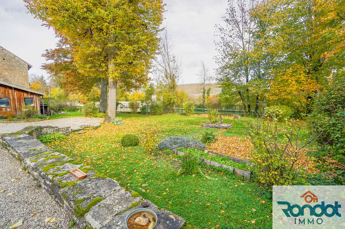 Maison à VILLECOMTE