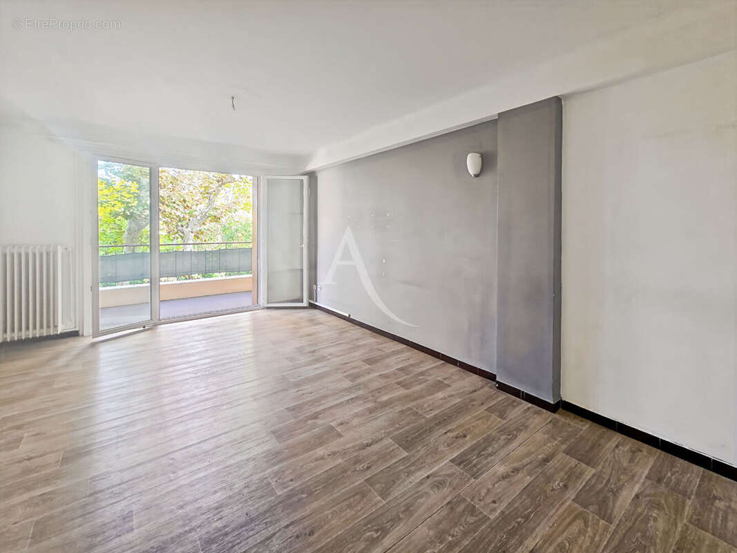 À vendre de 77 m² Allauch La Pounche (13190)  Appartement T4 avec garage, cave et balcons - photo 3
