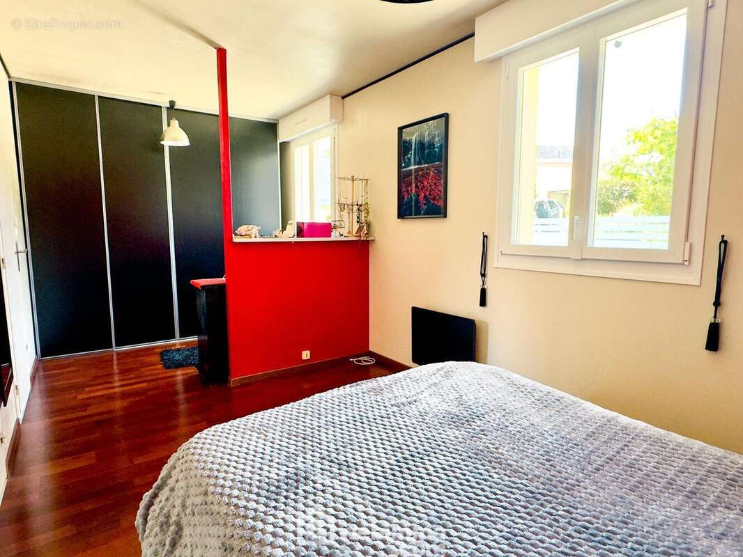 L'espace nuit du rez-de-chaussée se compose d'une première chambre de 16 m² avec dressing,