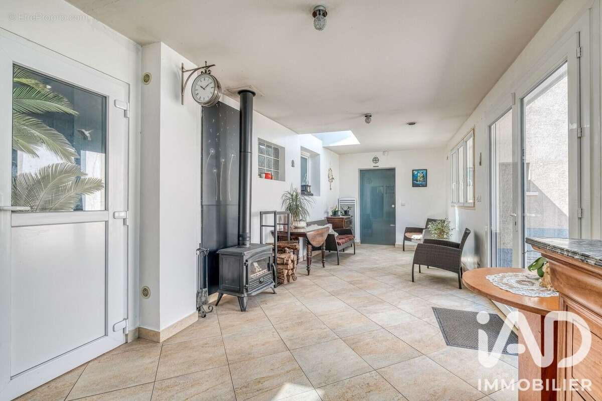 Maison 308 m² à Compans  - photo 4