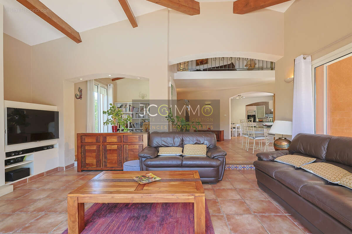 Villa provençale de 166 m2 avec piscine, pool house et annexes - La Crau / Les Sauvans - photo 3