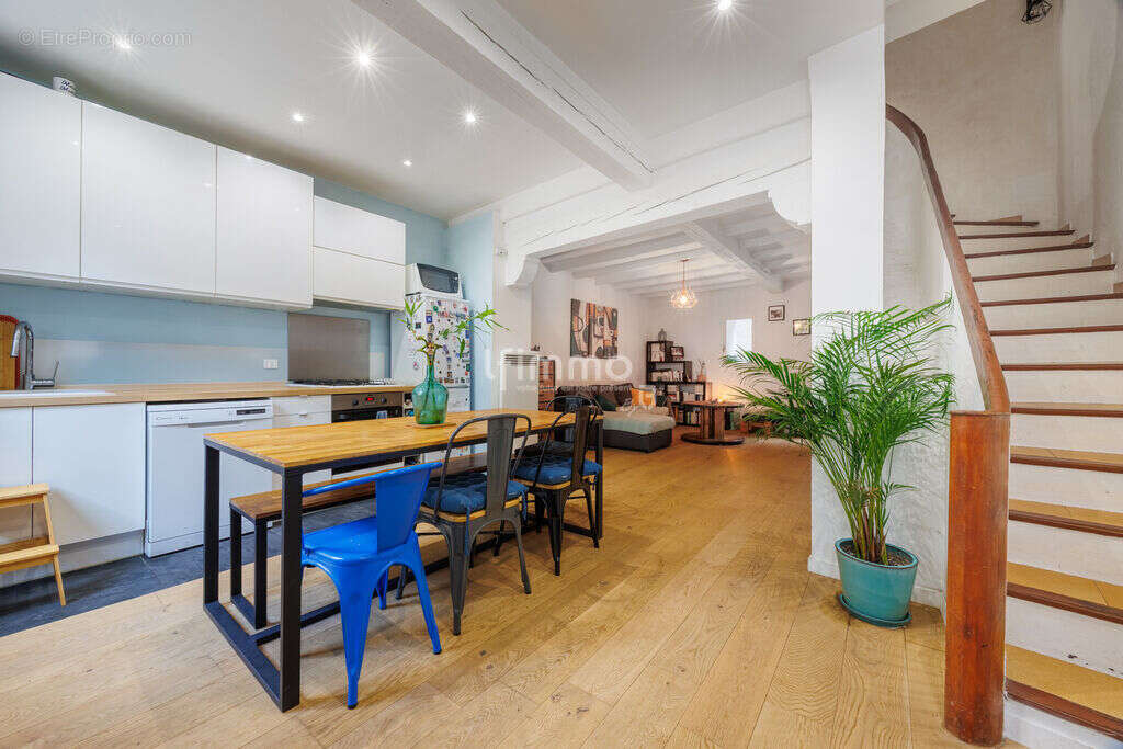 Maison à SIMIANE-COLLONGUE