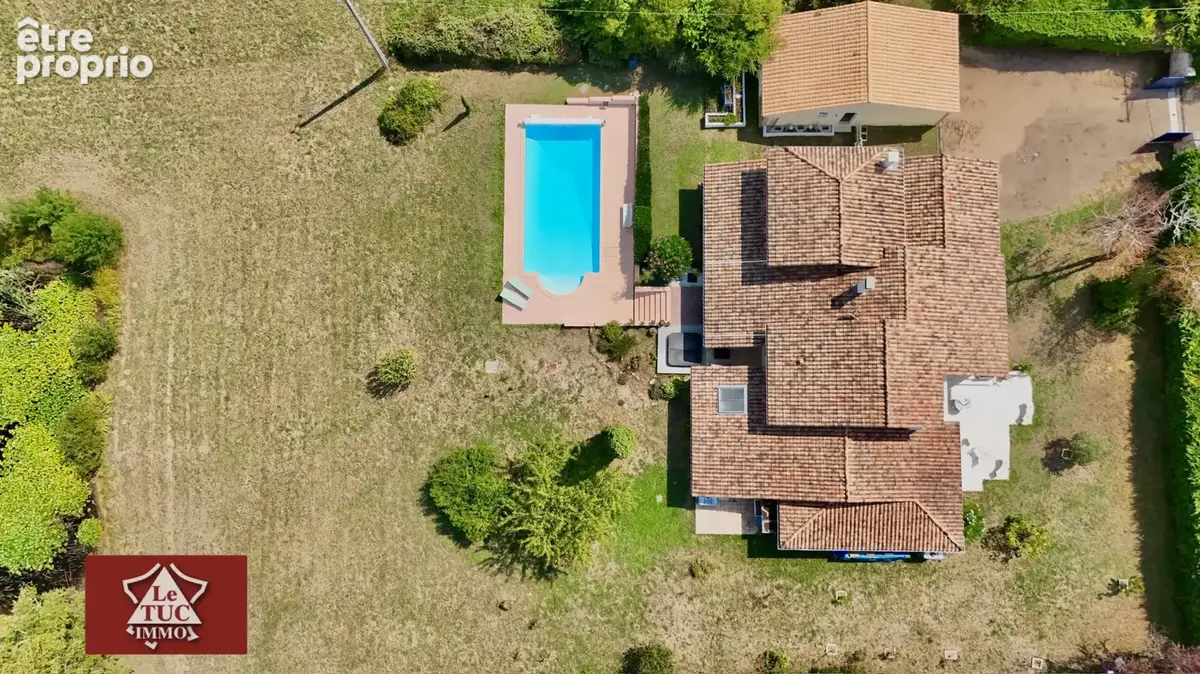 Villa d'exception avec piscine, jacuzzi, double garage et petit étang. - photo 7