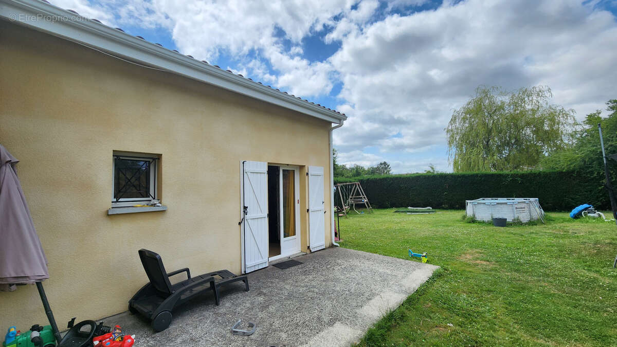 Maison à SAINT-YZAN-DE-SOUDIAC