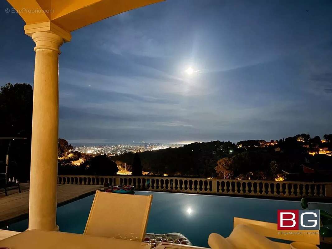 Vue panoramique sur le Cap d'Antibes – Élégante villa contemporaine de 5 pièces - photo 10