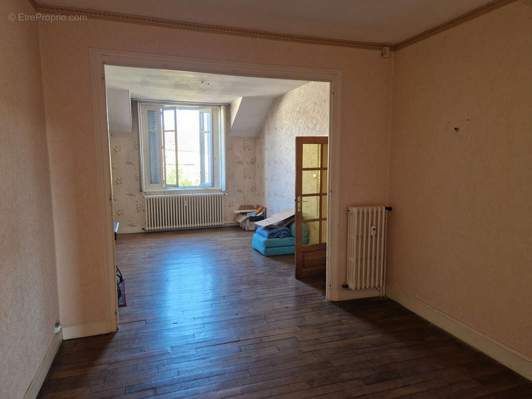 AUTUN - idéal investisseur - immeuble composé de 3 appartements, avec dépendances et cour - photo 23