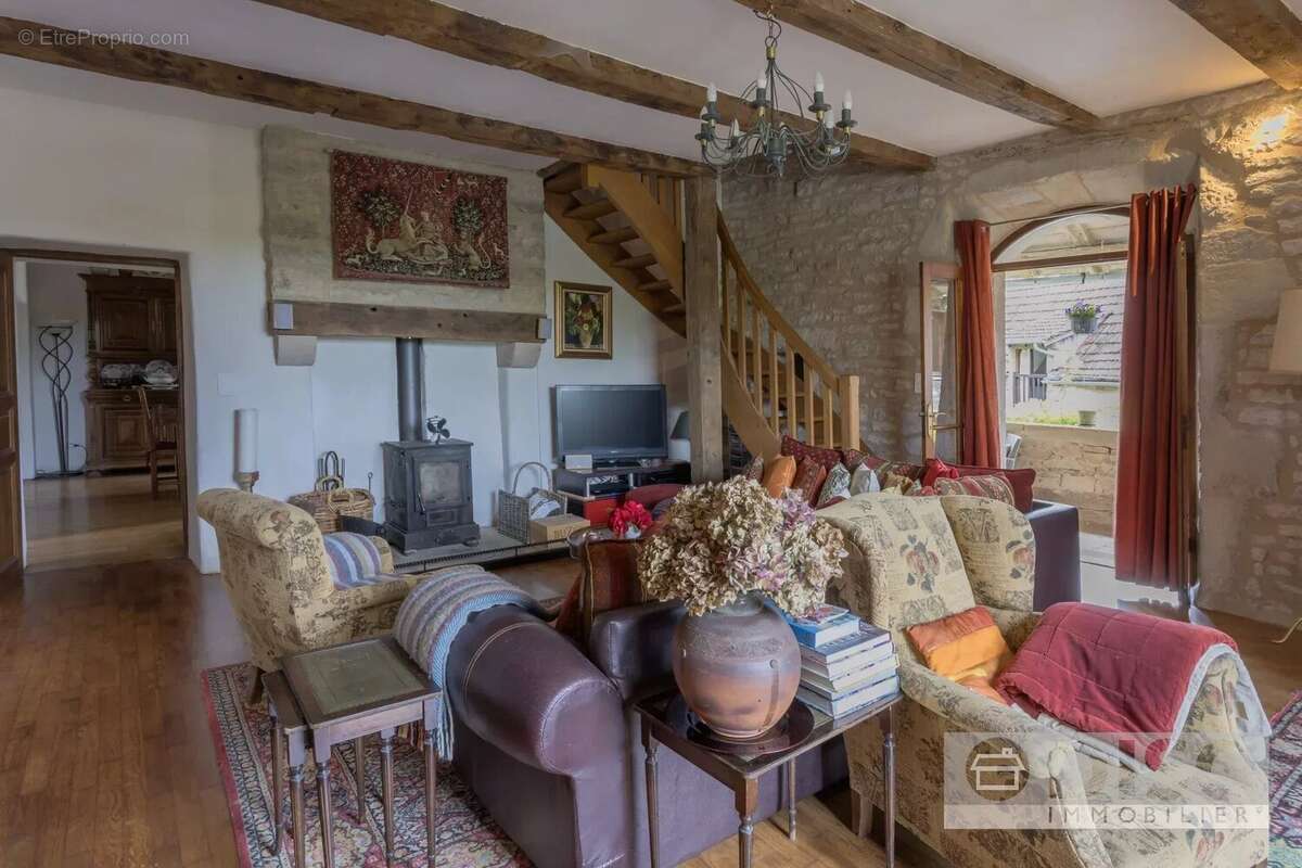 Magnifique propriété composé de quatre gîtes autour d'une cour, grande piscine et jardin. - photo 18
