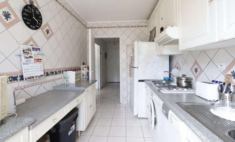 Dpt Bouches du Rhône (13), à vendre  maison P6 environ 90 m² avec jardin - photo 5