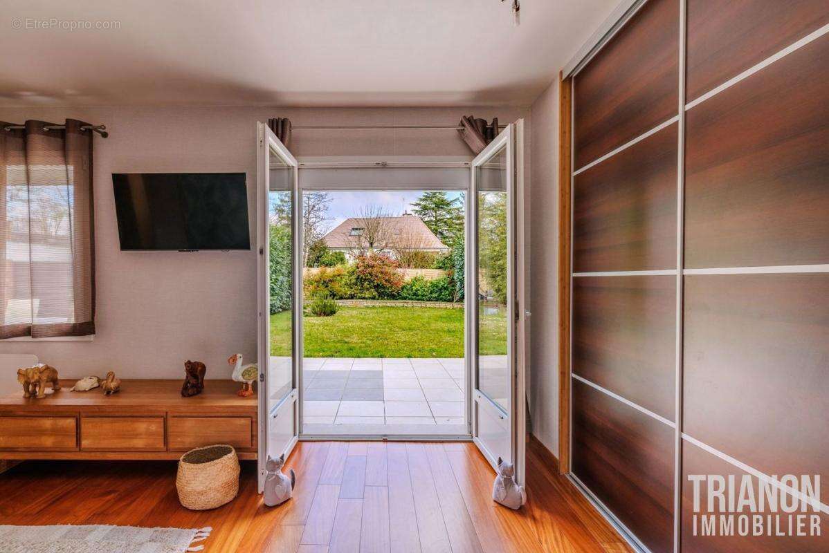 Maison à LE MESNIL-SAINT-DENIS