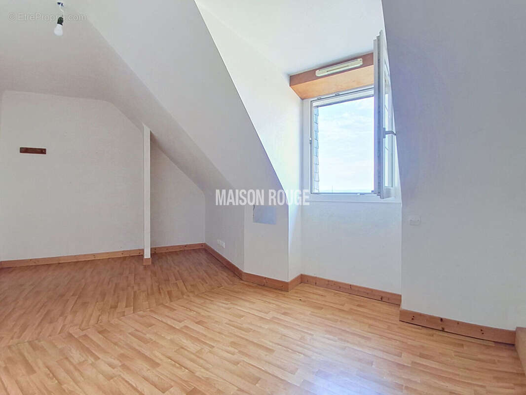 Maison familiale avec vie de plain-pied - Cinq chambres + bureau - Sous-sol complet et vaste terrain à SAINT-DONAN - photo 13