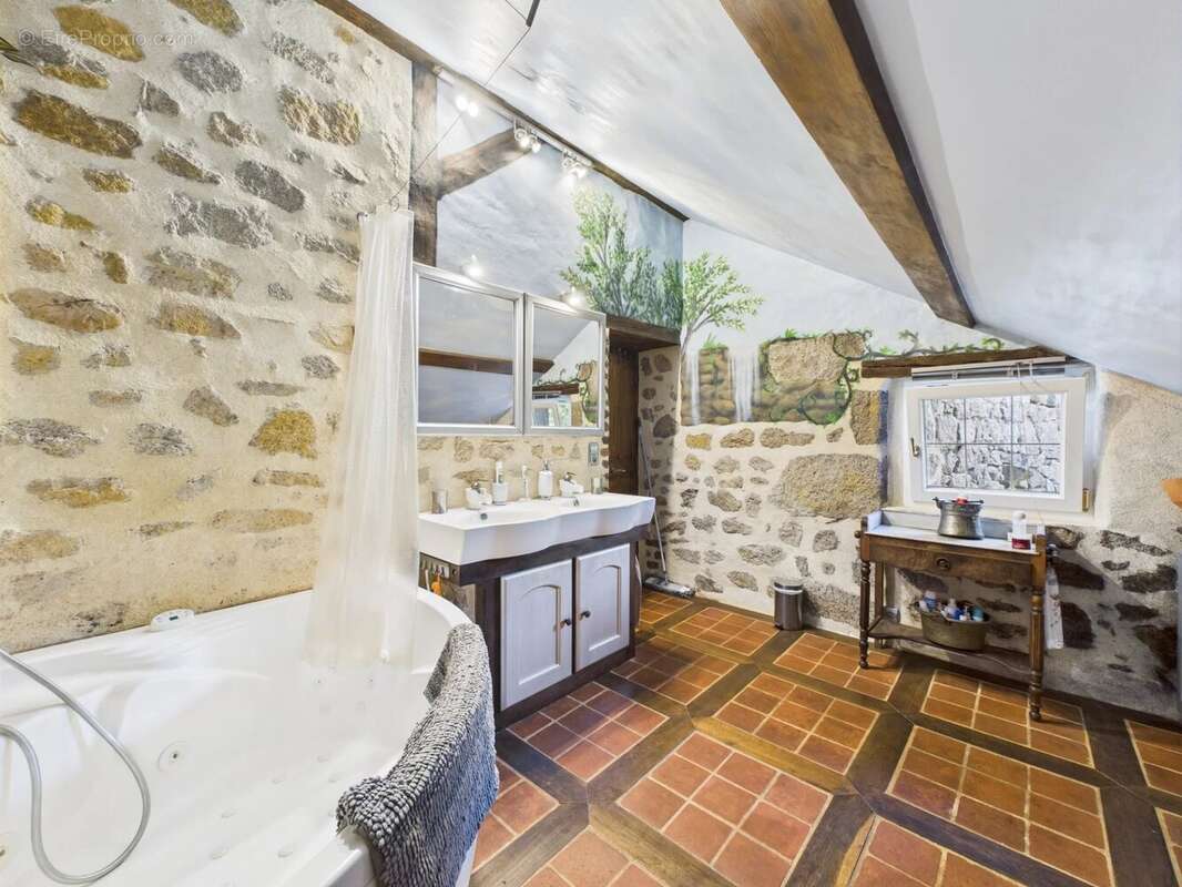 Maison à LA ROCHE-EN-BRENIL