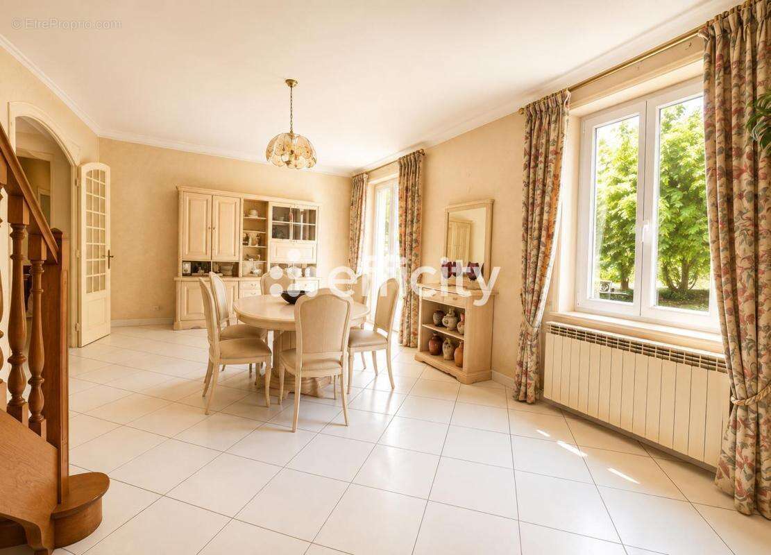 Maison 160 m² à Jassans-Riottier  - photo 5