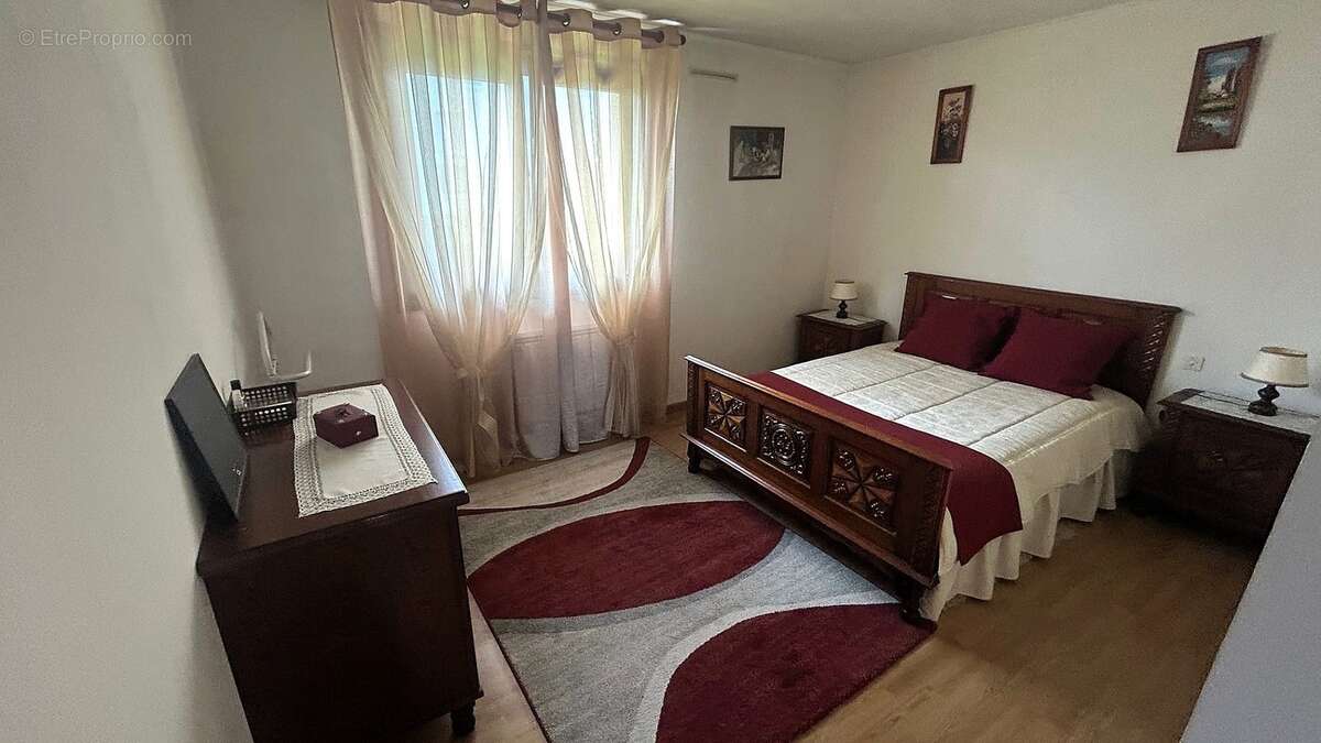 Chambre 1 (Plain-pied) - Maison à VETRAZ-MONTHOUX