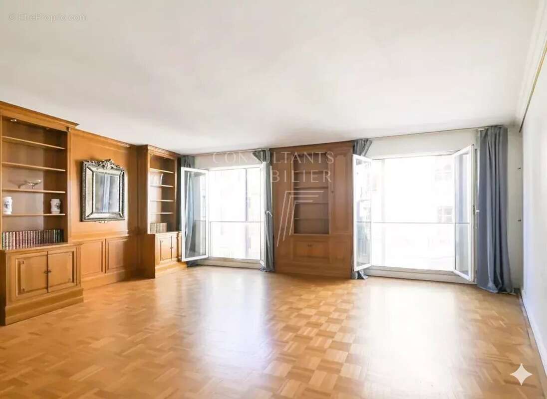 Appartement à PARIS-16E