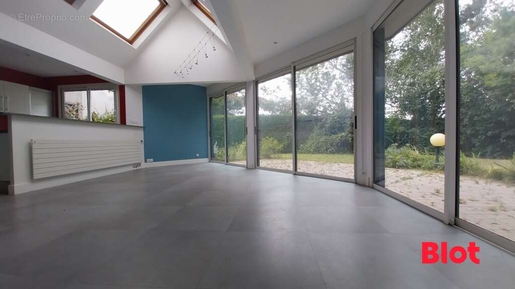 Maison 174 m² à La Chapelle-Des-Fougeretz  - photo 4