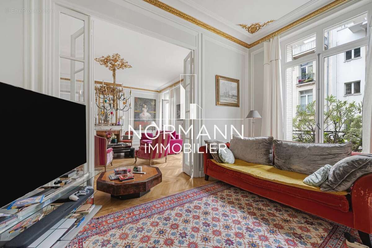 Appartement à PARIS-8E