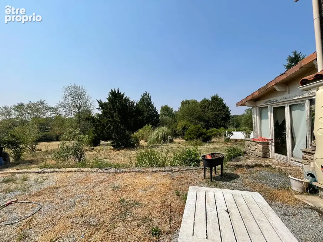 Maison et dépendances au fond d'une impasse. - photo 13