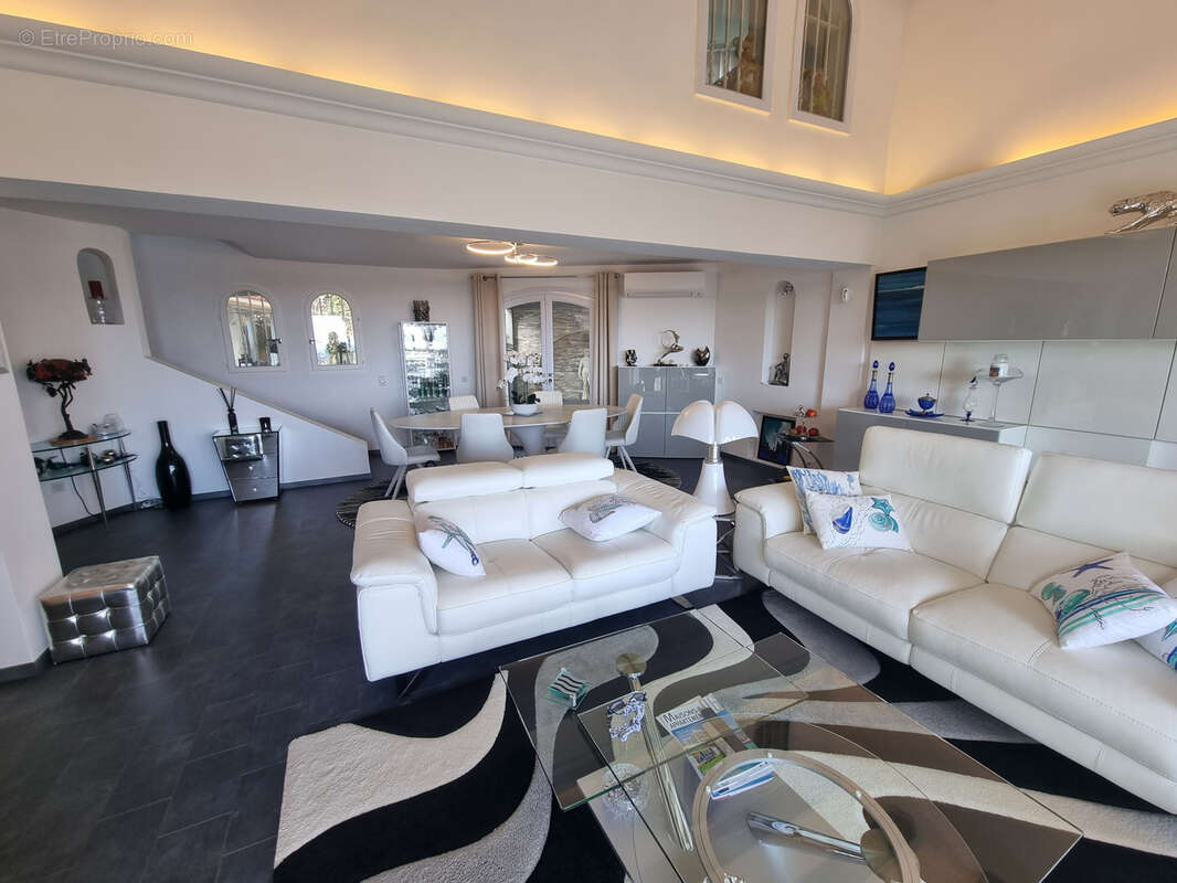 Limite mandelieu ville t4/t5 de 150m2 vue mer panoramique jardin entourant jacuzzi garage - photo 32