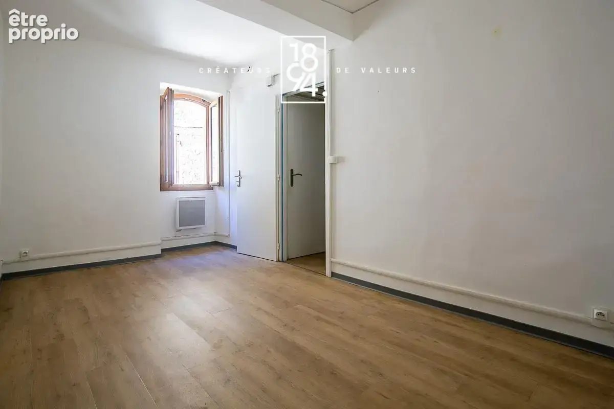 Maison de ville renove cabinet medical et appartement t2 centre ville 13560 senas - photo 5