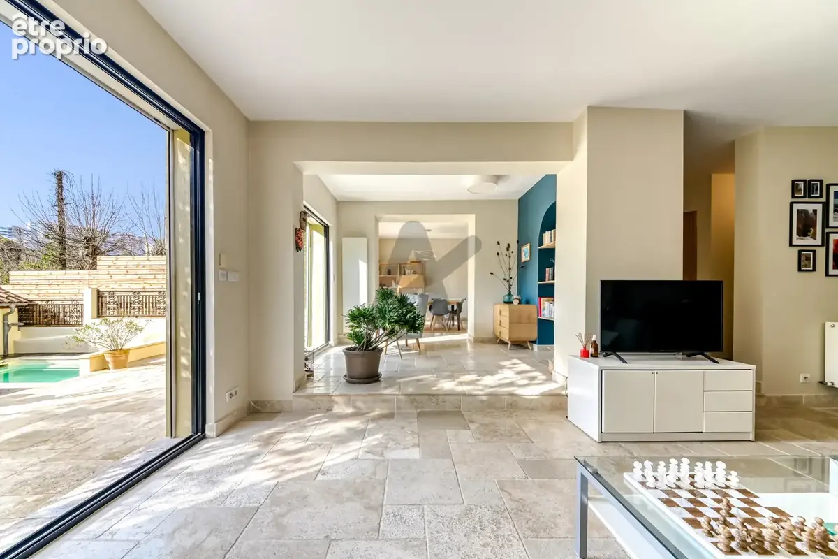 Caluire - Boutary: Une maison familiale de 205m2, 5 chambres, terrasse, jardin, piscine. - photo 9