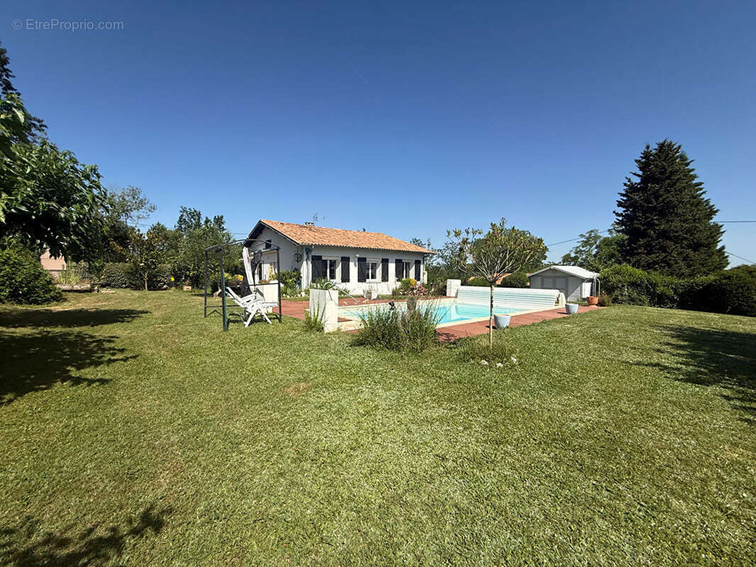Ensemble immobilier avec deux maisons et piscine à Pujols - photo 2