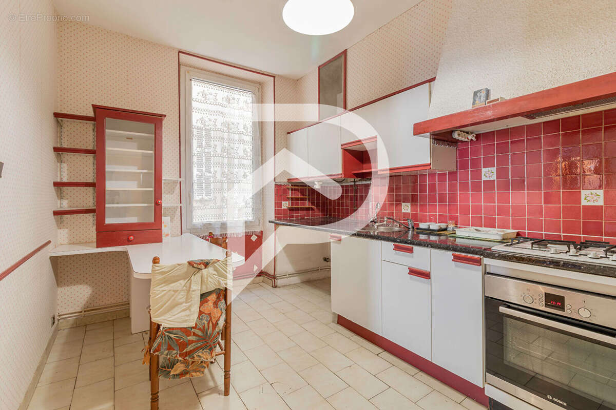 A saisir grand T3 de 75m2 dans bel immeuble ancien. - photo 4