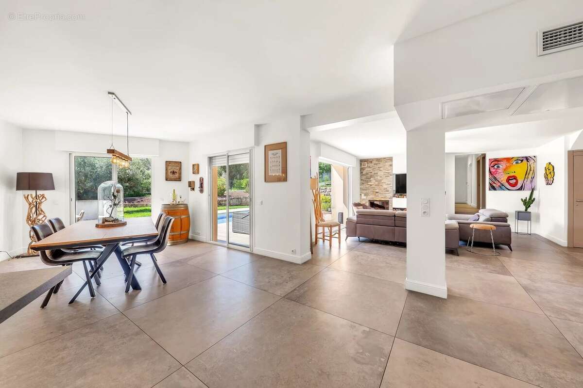 Maison à ROQUEFORT-LES-PINS