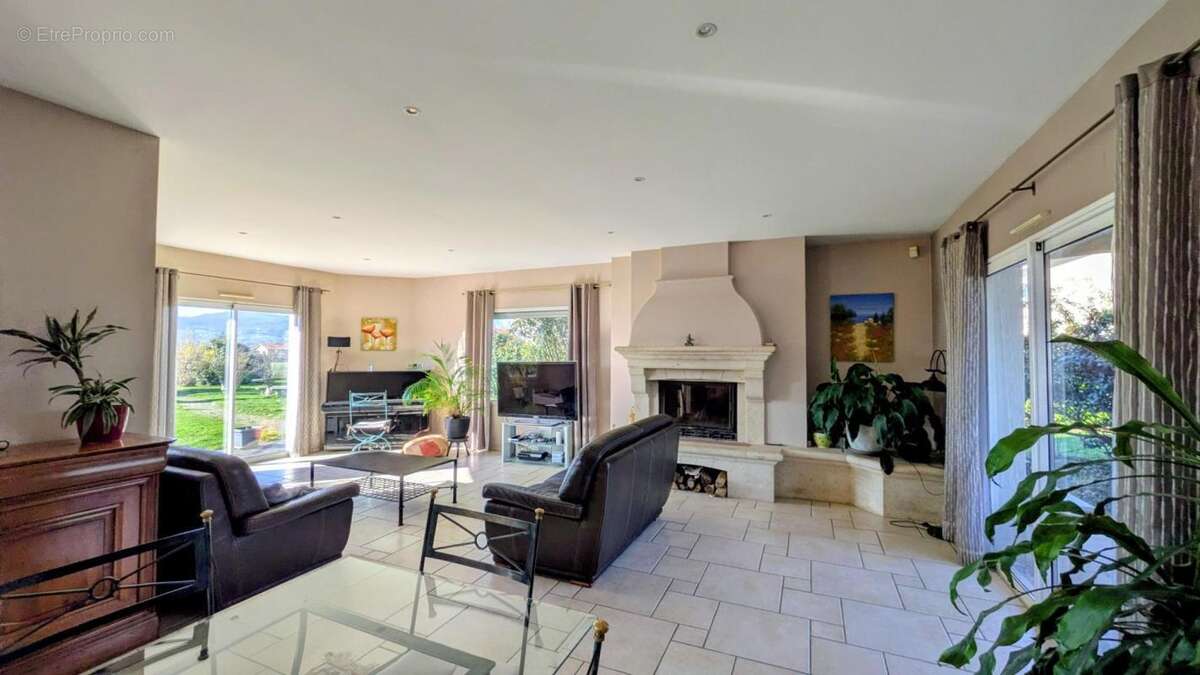 Villa familiale de 212m² - vue Monts du Lyonnais - calme absolu - piscine - grand terrain - photo 12