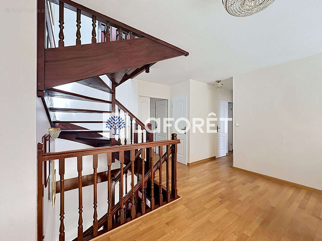 Le charme d'une grande maison familiale baignée de lumière - photo 13