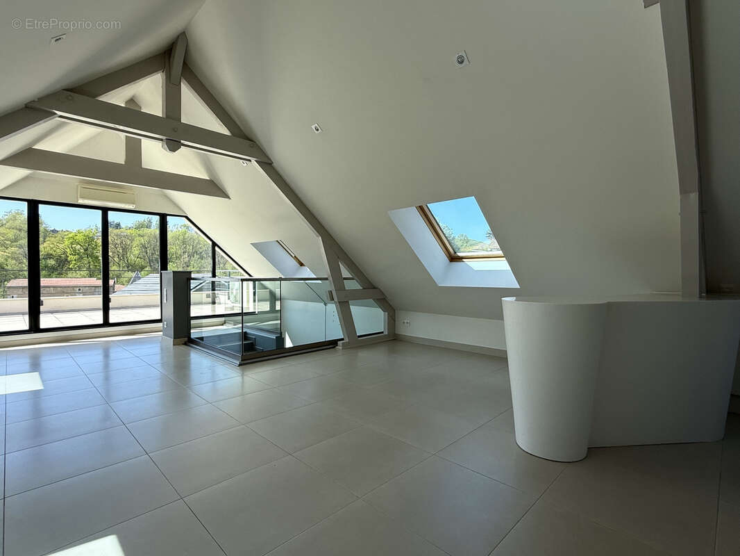 Appartement à CHATEL-SAINT-GERMAIN
