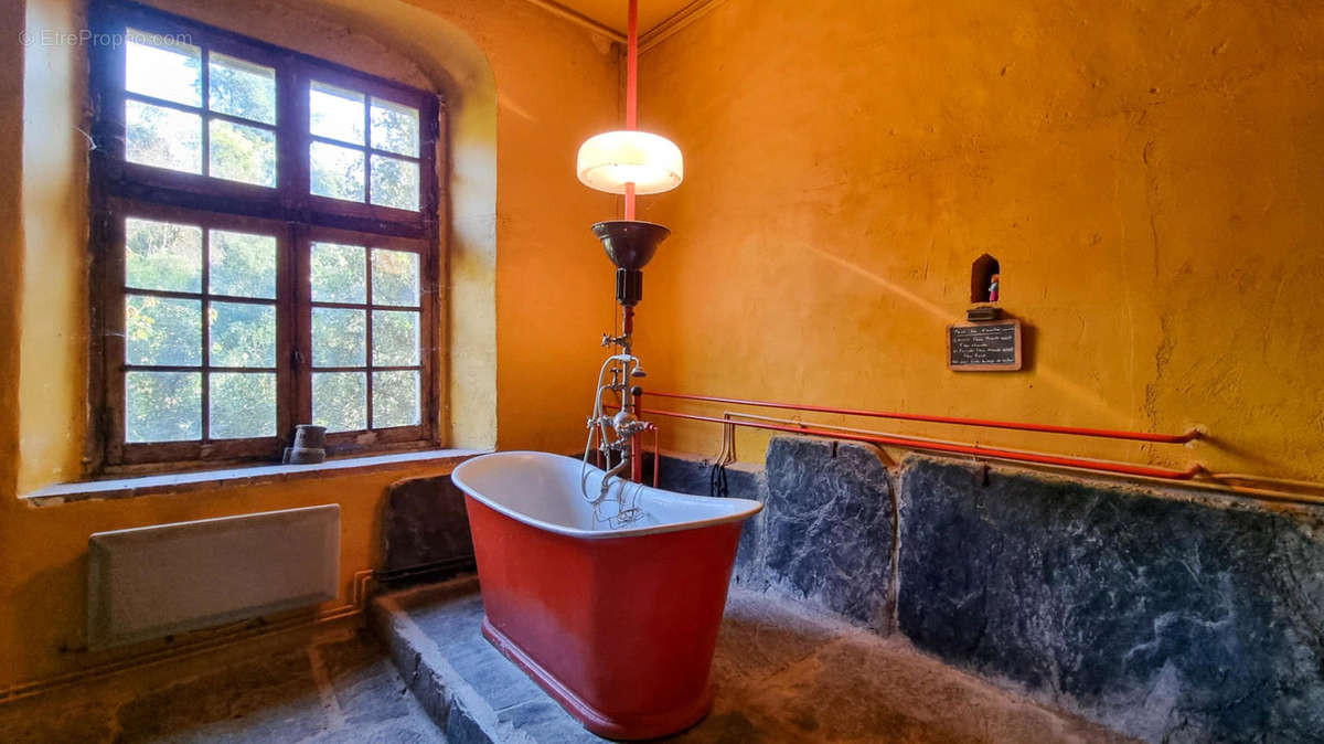 salle de bain - Maison à BROUSSES-ET-VILLARET