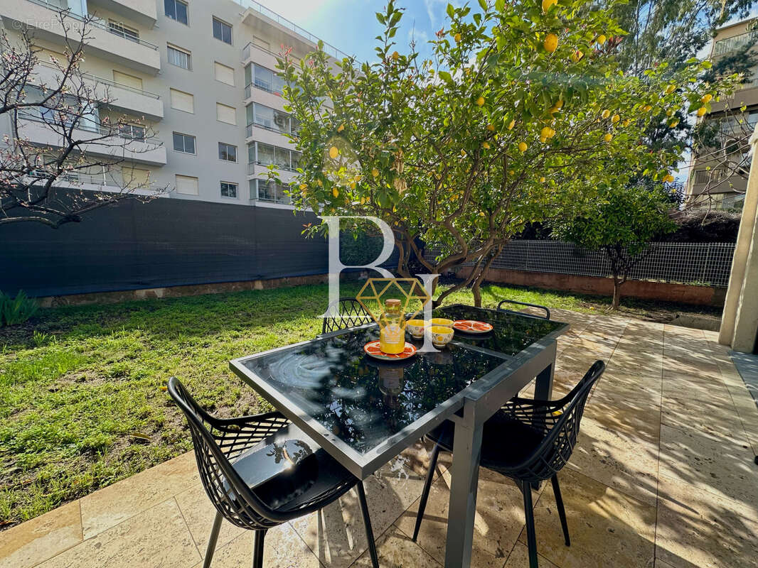 Appartement à SAINT-LAURENT-DU-VAR