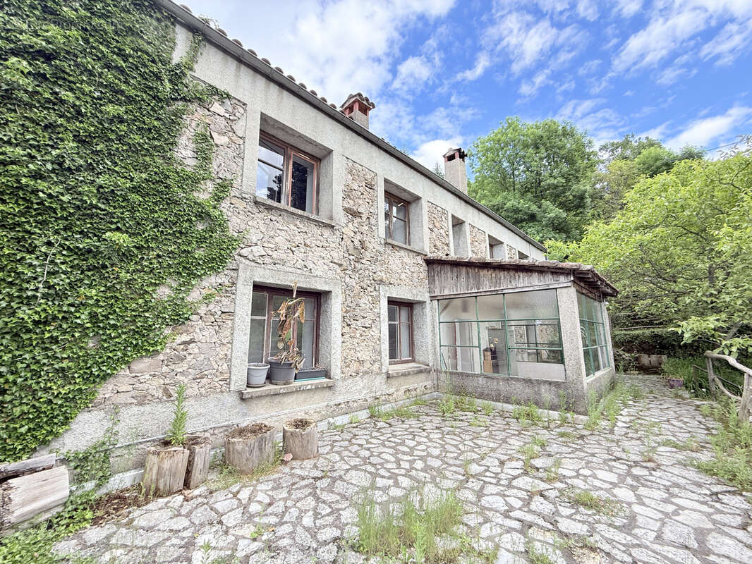 À Vendre   Mas avec Piscine, Écuries et Deux Bâtisses sur Terrain Naturel - photo 3