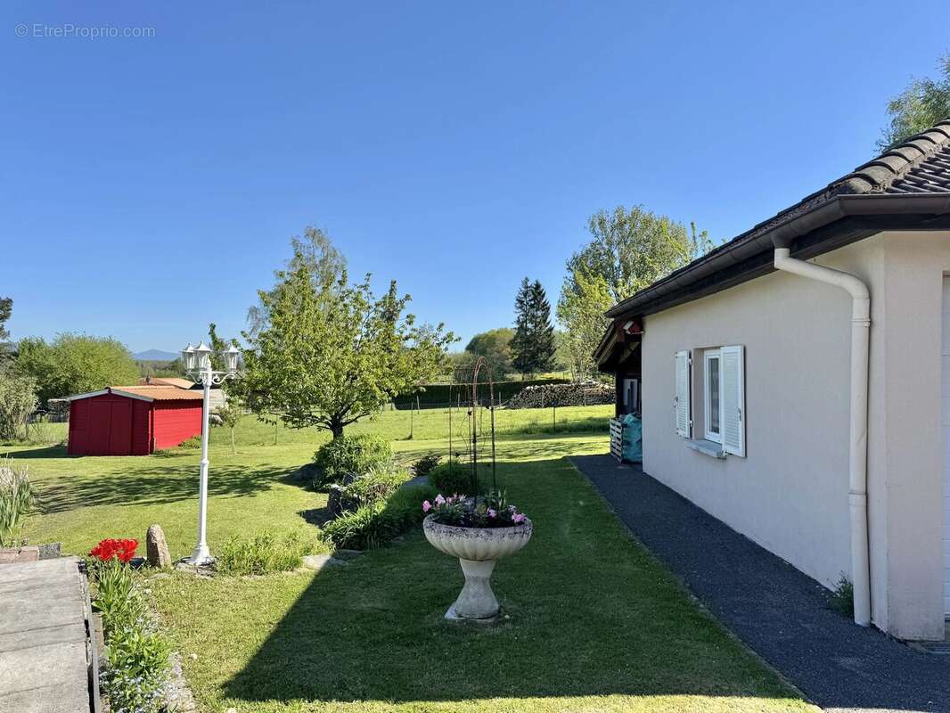 Maison à MONTREUX-JEUNE