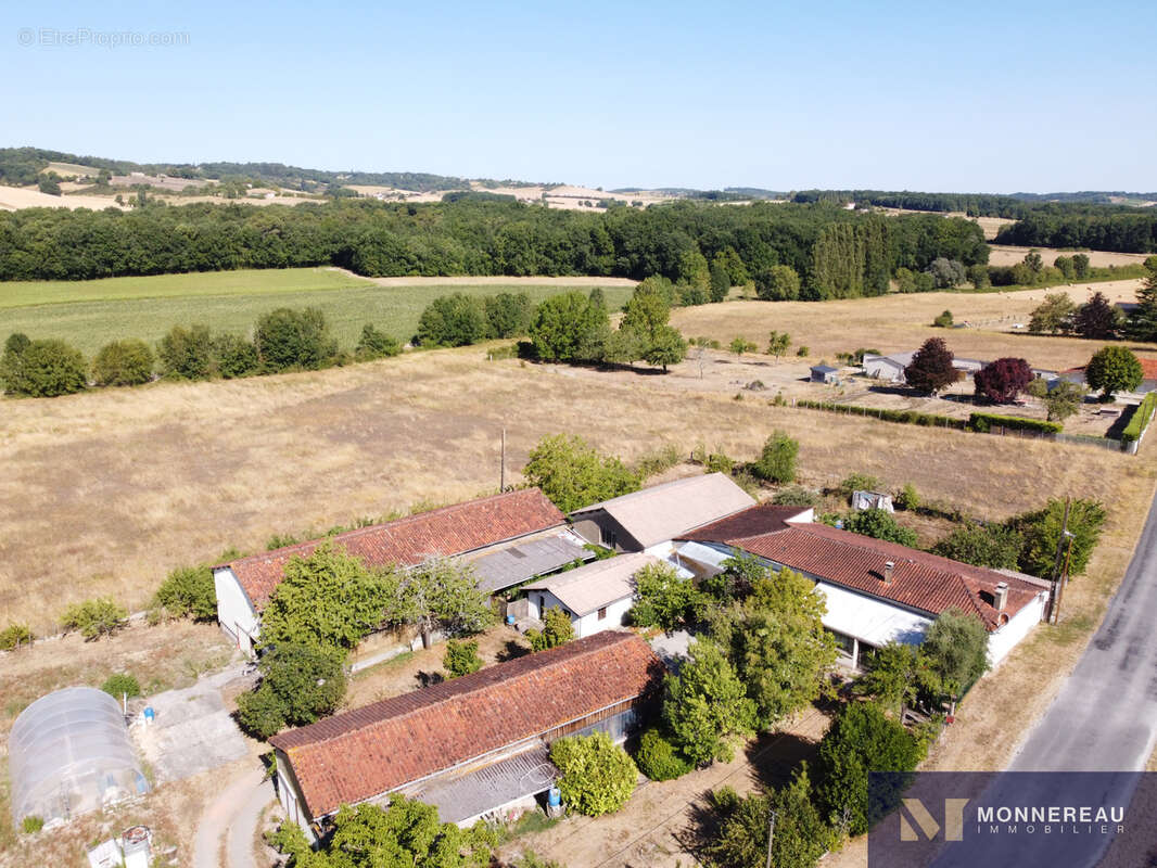 Maison de plain pied avec 500 m2 de dependances - photo 10